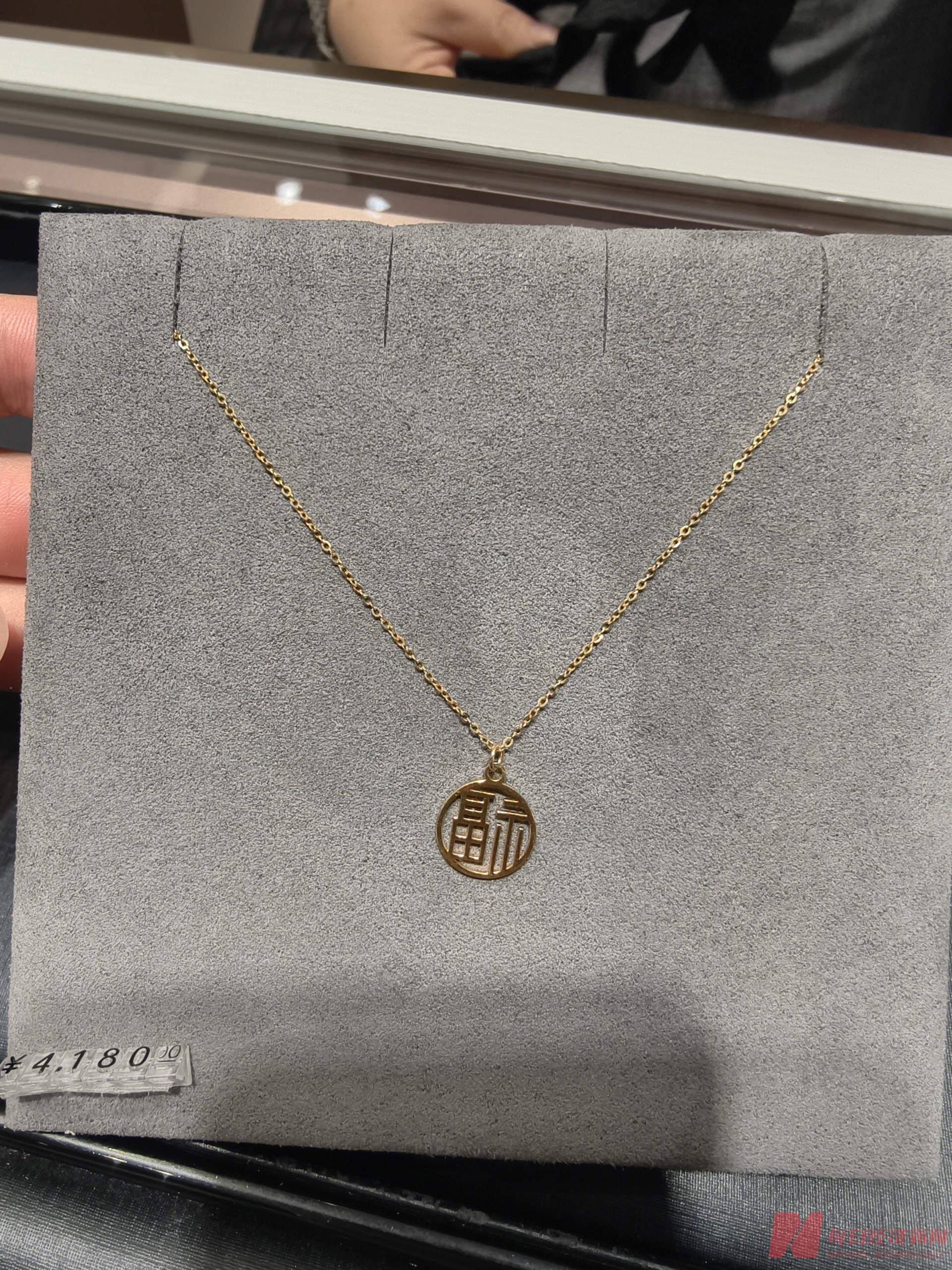 金价每克跌回千元，多家品牌金店疯狂促销，最低6.5折！能“捡漏”吗？每经记者实探⋯⋯ (http://www.hilij.com/) p 第2张