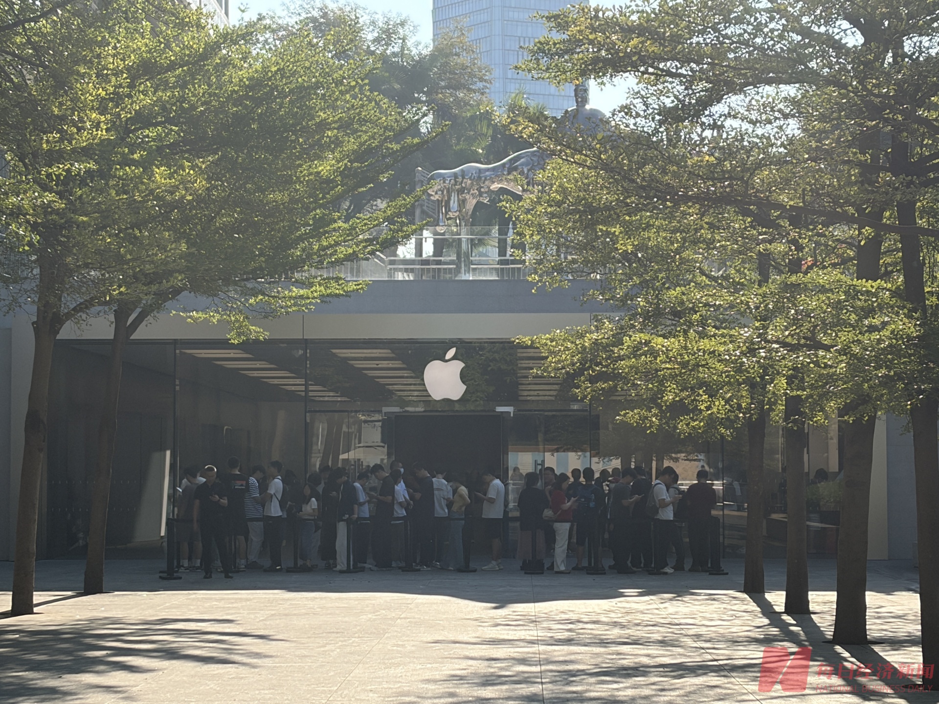 苹果首款折叠iPhone Duo开售火爆：门店外排长龙 “黄牛”加价2000元回收 (http://www.kingbaby.com.cn/) wap 第1张