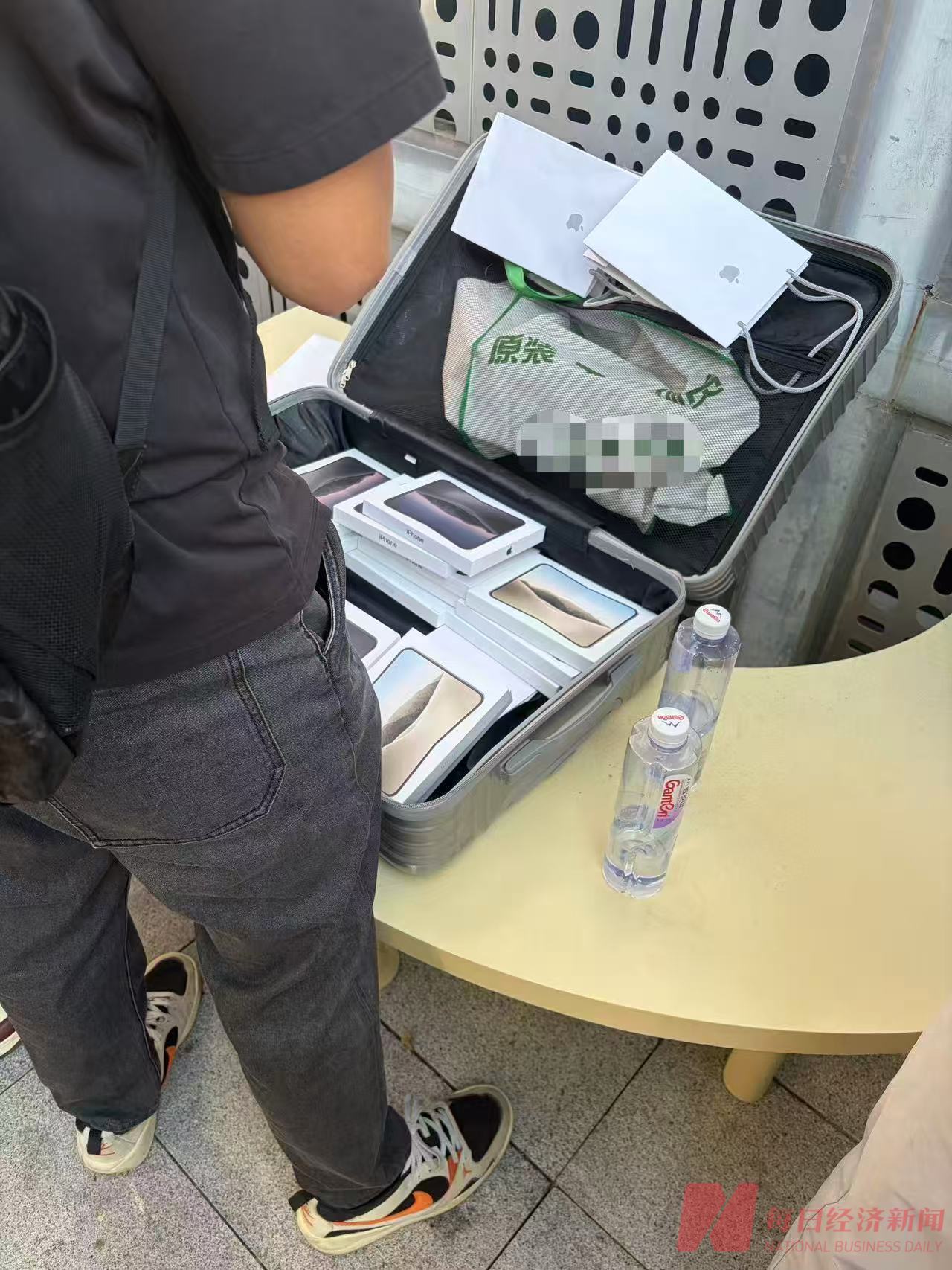 苹果首款折叠iPhone Duo开售火爆：门店外排长龙 “黄牛”加价2000元回收 (http://www.kingbaby.com.cn/) wap 第3张