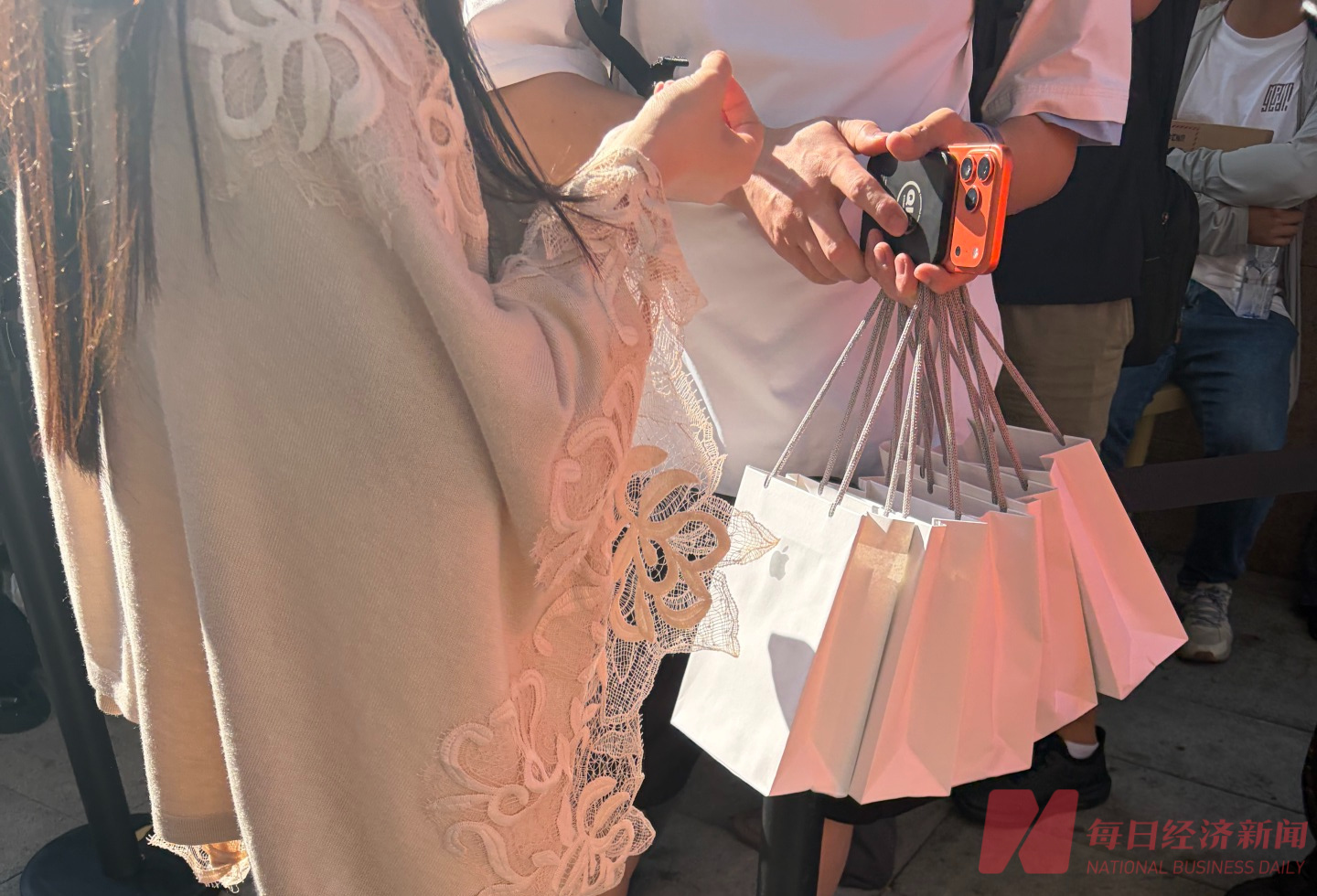 苹果首款折叠iPhone Duo开售火爆：门店外排长龙 “黄牛”加价2000元回收 (http://www.kingbaby.com.cn/) wap 第2张